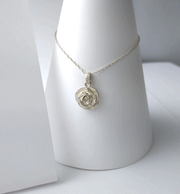 バラ　薔薇　モチーフ　ネックレス　silver925　ロープチェーン　シルバー　上品　プレゼント　かわいい 1枚目の画像