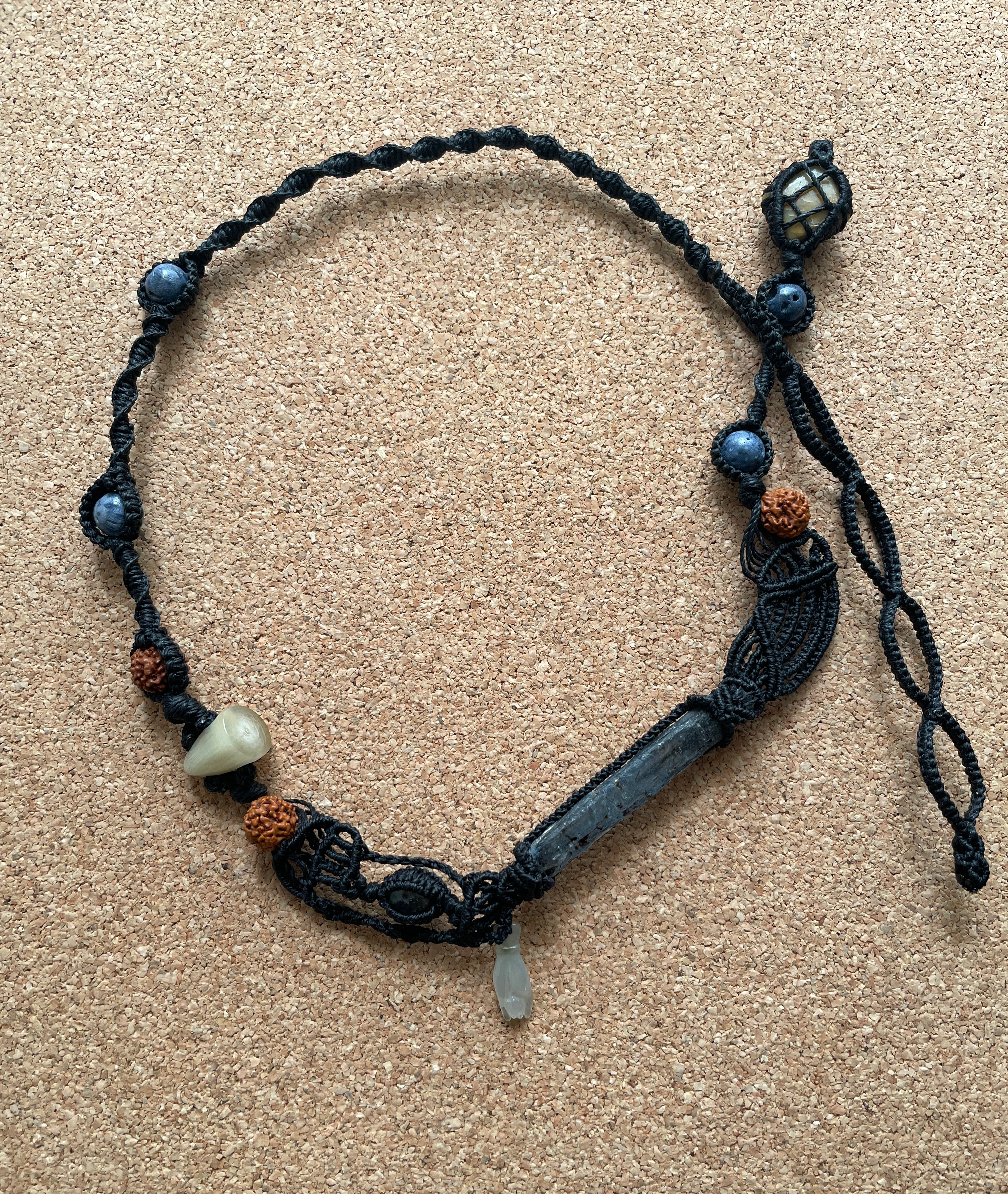 静寂と涅槃✳︎マクラメネックレス