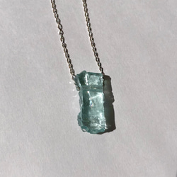 【一点もの】 アクアマリン 原石 シルバー925ネックレス 鉱物 天然石 ハンドメイド アクセサリー (No.2581) 1枚目の画像