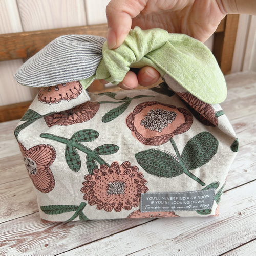 リボン結びのお弁当袋 保温保冷 ランチバッグ // 北欧風アートフラワー