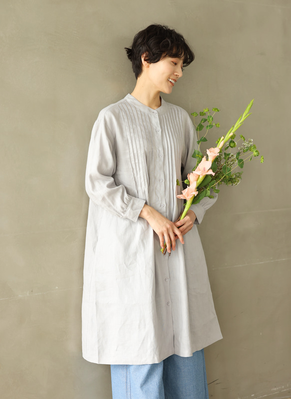 適合所有季節的 100% 亞麻襯衫裙，帶針褶，淺灰色 240318-1 第3張的照片
