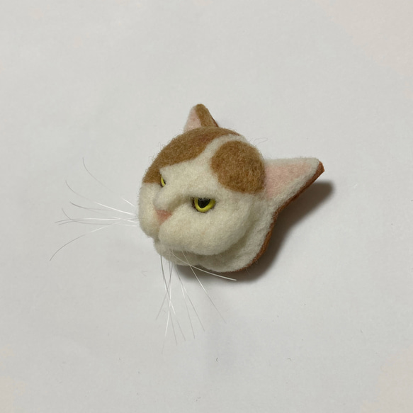 羊毛フェルト 猫ブローチ 茶ぶち猫 2枚目の画像
