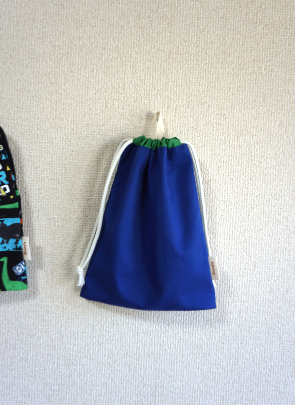 《入学》ブラブラしない シンプル×おしゃれな給食袋 ロイヤルブルー×グリーンカラー 巾着袋 ループ・マチ・お名前タグ付き 1枚目の画像