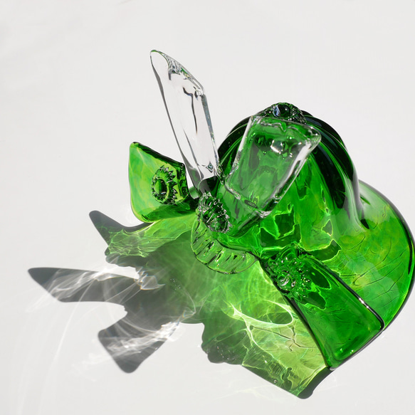 ガラスの兜（鮮やか新緑グリーン）小さめサイズ・和にも洋にも合うデザイン化粧箱つき：端午の節句 4枚目の画像