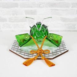 ガラスの兜（鮮やか新緑グリーン）小さめサイズ・和にも洋にも合うデザイン化粧箱つき：端午の節句 2枚目の画像
