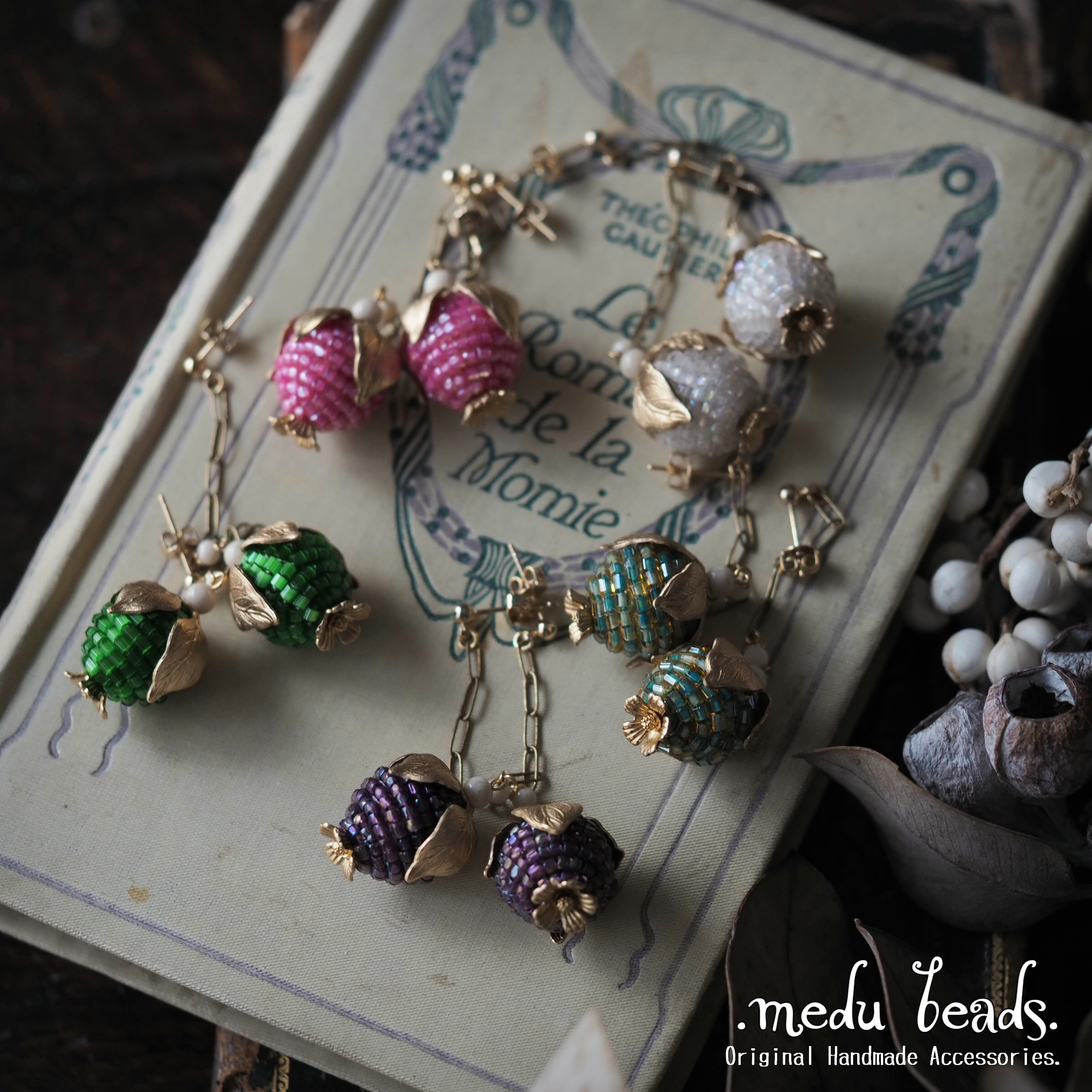 ゴールドリーフと木の実の耳飾り　ピアス／イヤリング