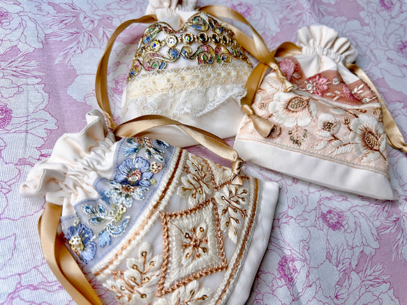 刺繍デザインの巾着袋　インド刺繍生地　巾着バッグ　巾着袋　ハンドメイド 希少生地 インド刺繍生地巾着バッグ ミニバッグ ハンドメイド