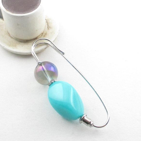 アクアオーラは、東の空から昇るけれど、Mrs.ホワイトは西を背に何を想う♪<カブトピンブローチ>SB1039 2枚目の画像