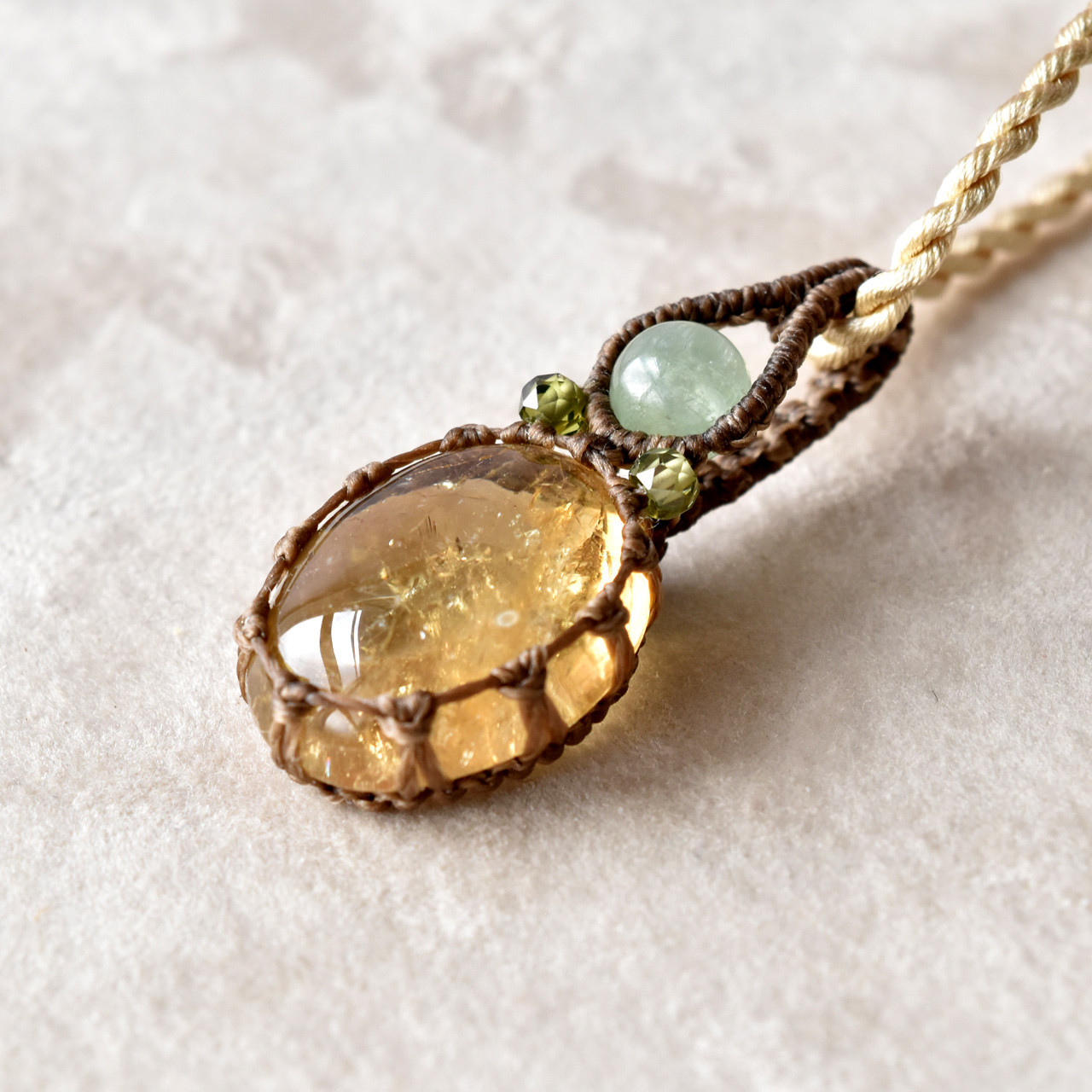 ハニーシトリンのマクラメ編みペンダント・シルク首紐・金属アレルギー対応【セフィラ −天のしずく−】シリーズ 12,166円