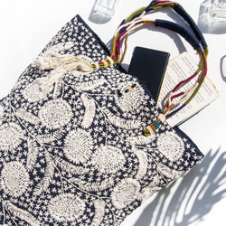 手縫い純綿サイドバックパック、刺繍クロスボディバッグ、手刺繍ショルダーバッグ、手縫いインディゴバッグ、インディゴ刺繍バッグ、クリ 4枚目の画像