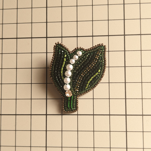 ビーズ刺繍のブローチ☆スズラン | iichi 日々の暮らしを