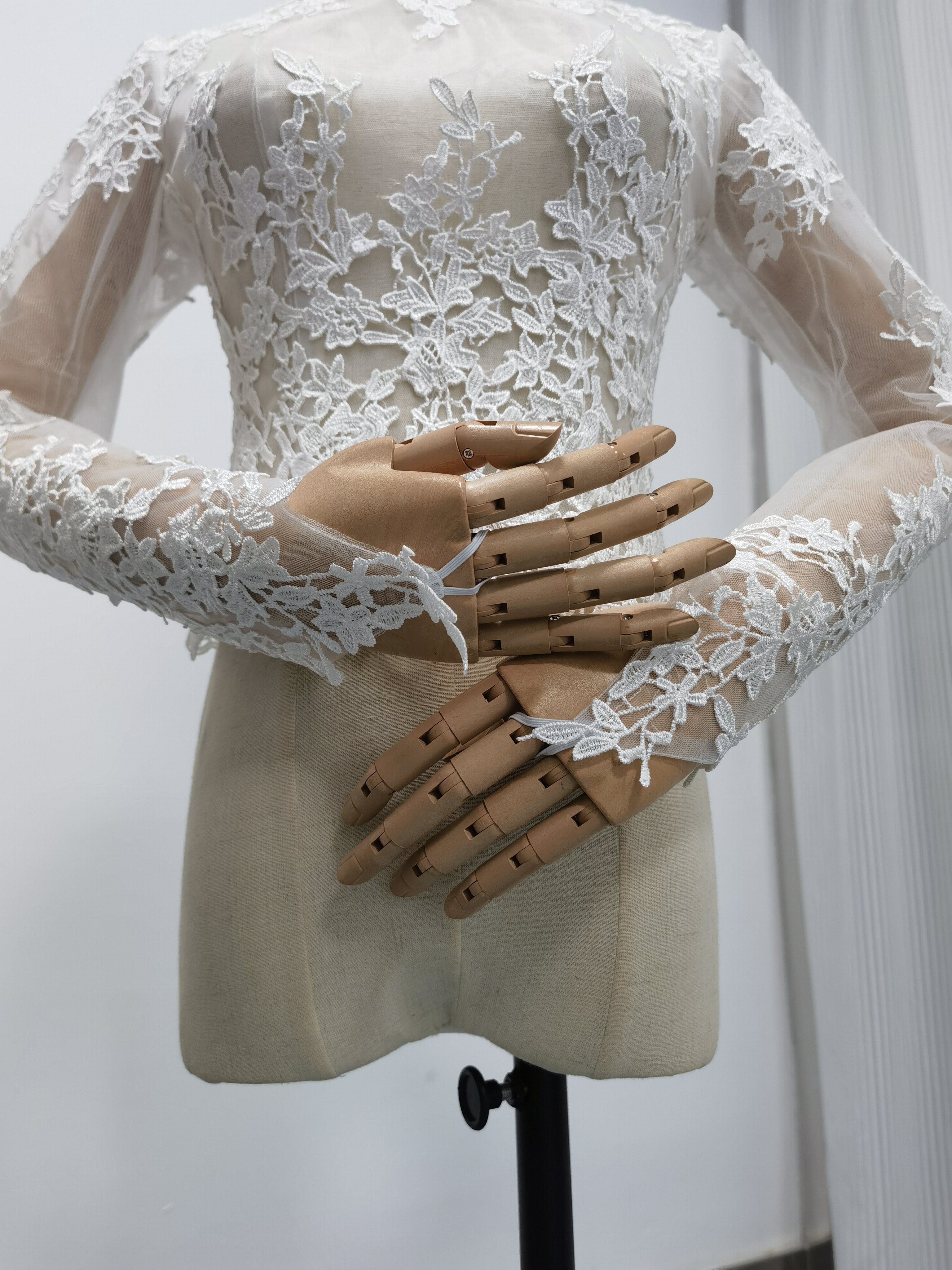 送料無料！手の甲までカバーするトップス ブラウス 抑えめのハイネック くるみボタン ウエディングドレスアレンジ用ボレロ