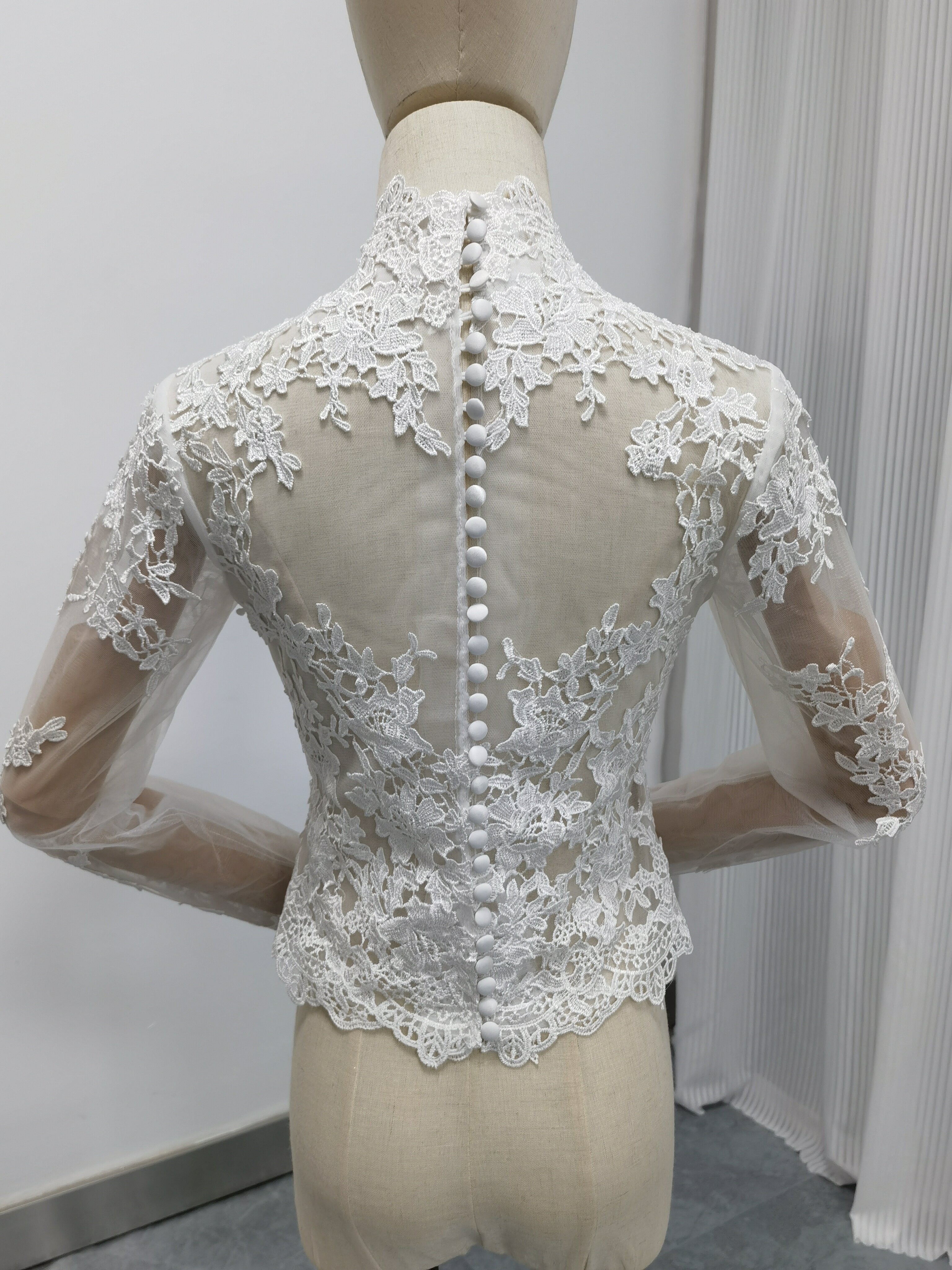 送料無料！手の甲までカバーするトップス ブラウス 抑えめのハイネック くるみボタン ウエディングドレスアレンジ用ボレロ