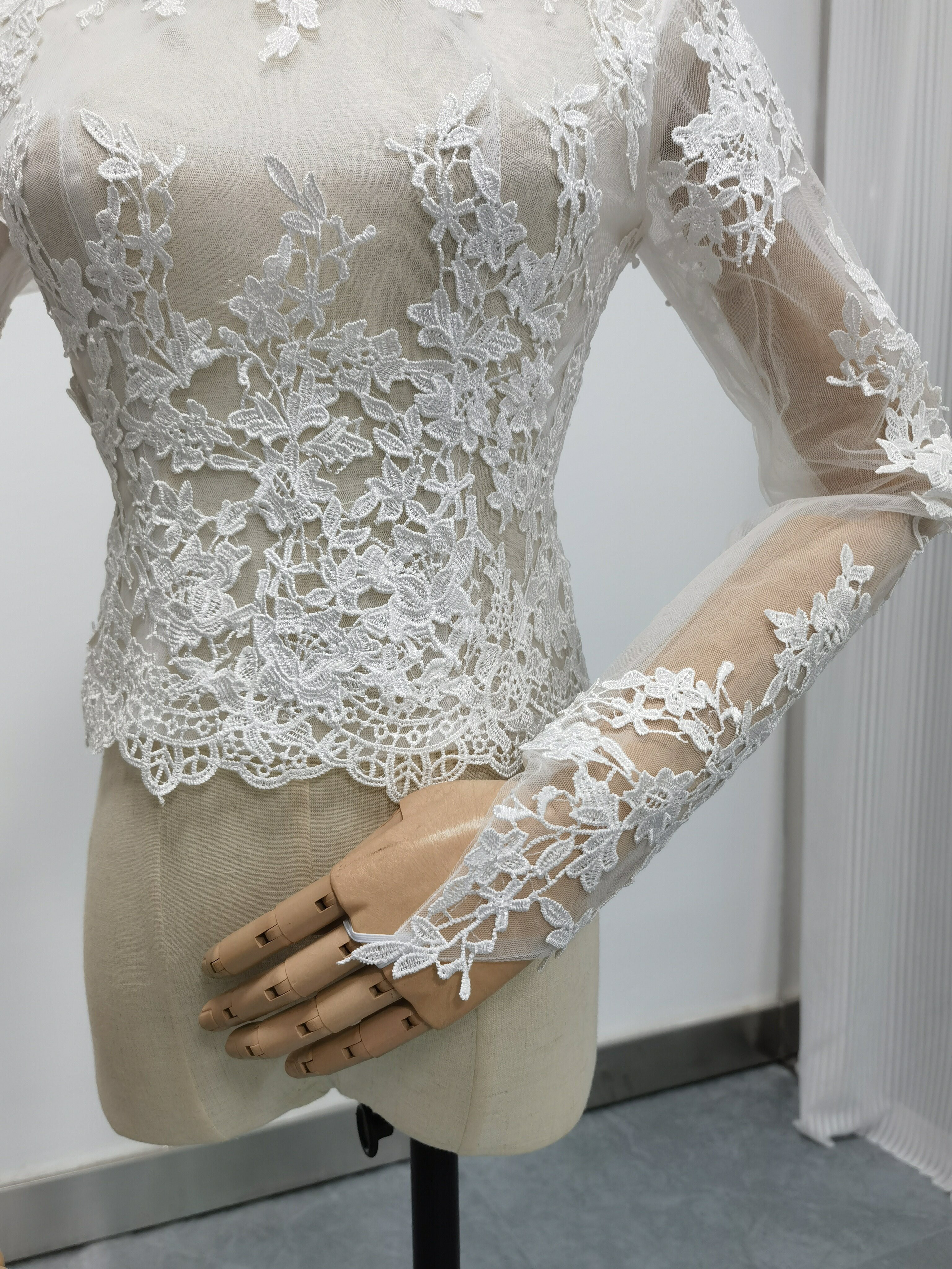 送料無料！手の甲までカバーするトップス ブラウス 抑えめのハイネック くるみボタン ウエディングドレスアレンジ用ボレロ