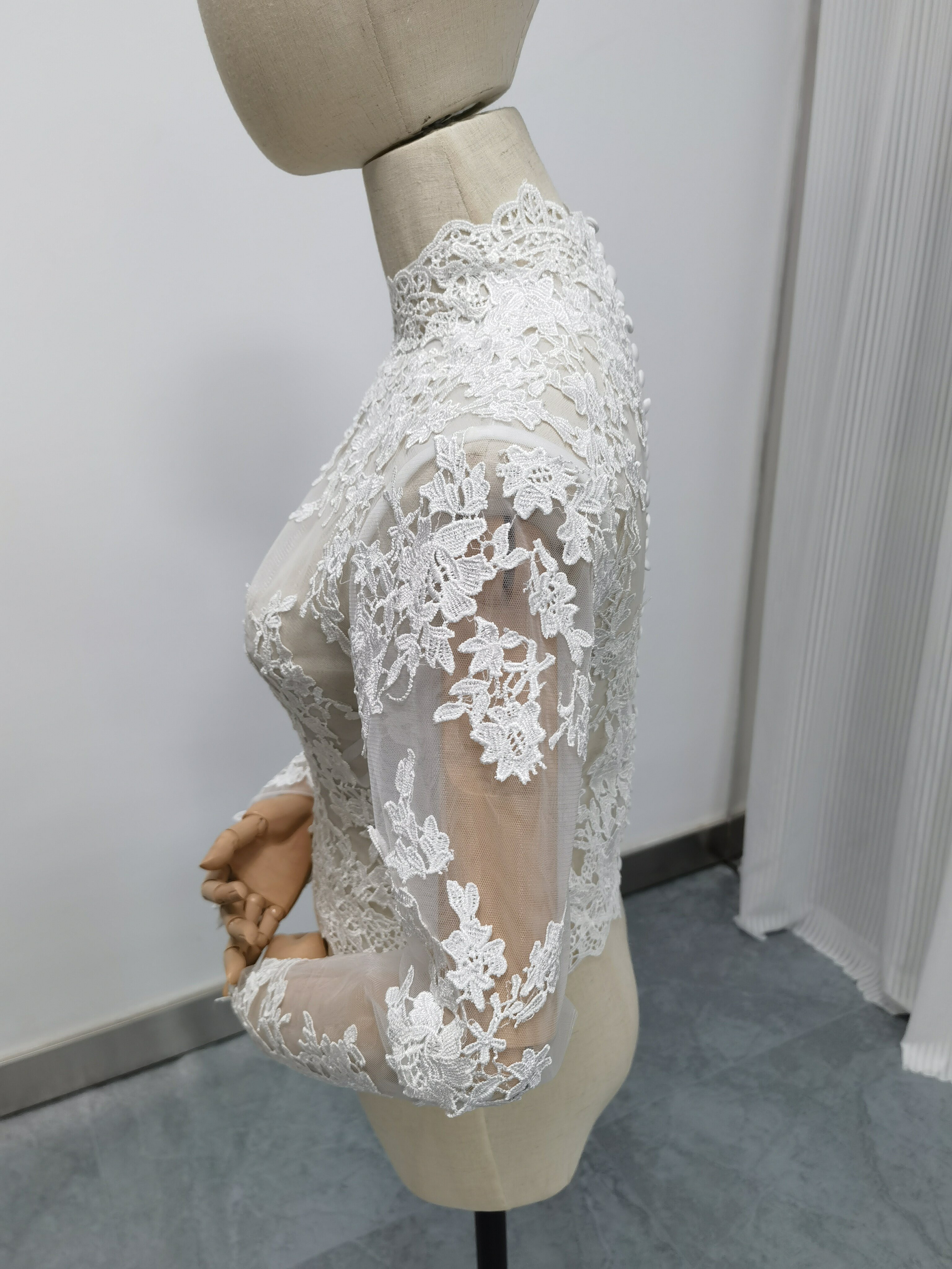 送料無料！手の甲までカバーするトップス ブラウス 抑えめのハイネック くるみボタン ウエディングドレスアレンジ用ボレロ