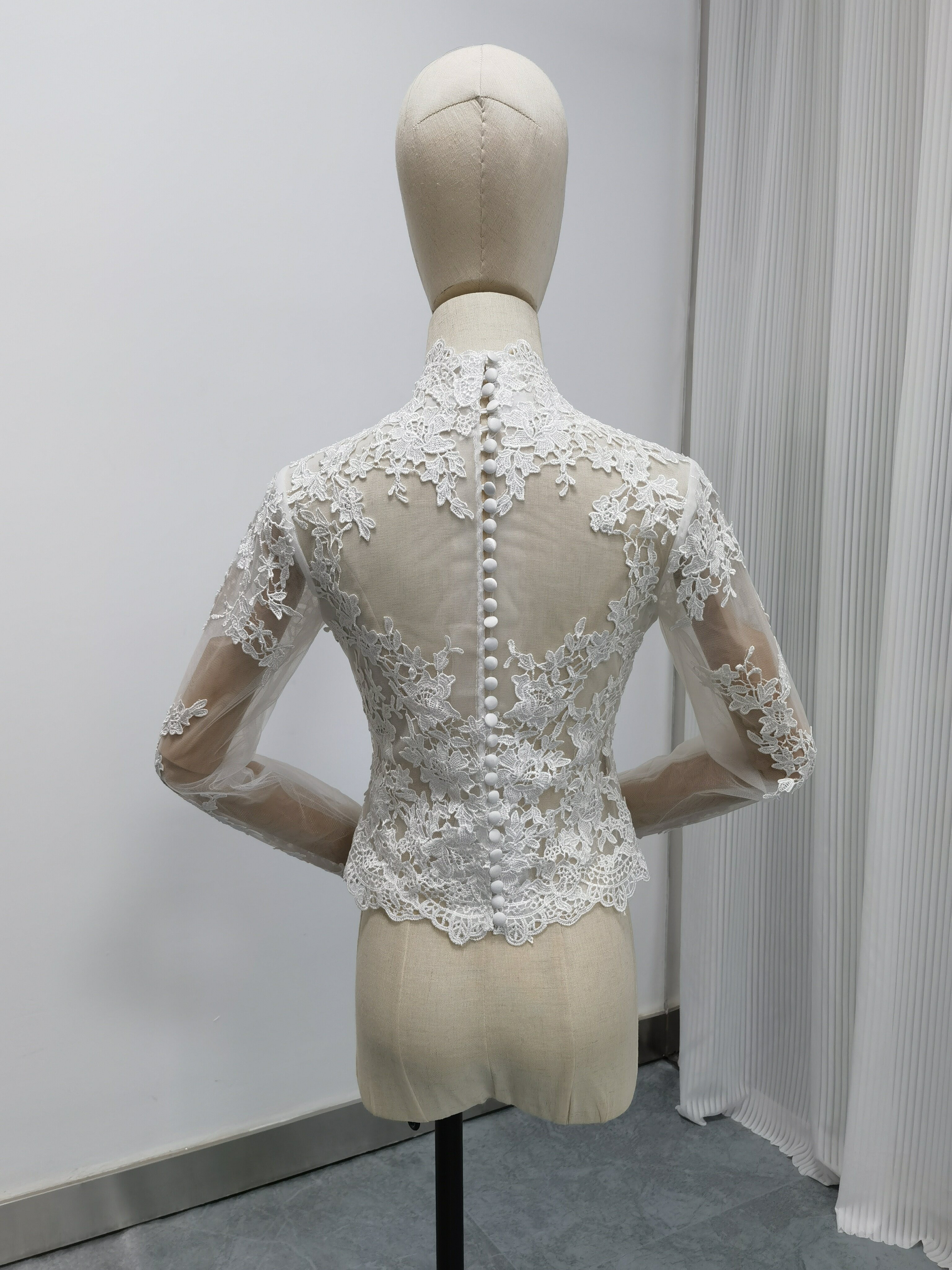 送料無料！手の甲までカバーするトップス ブラウス 抑えめのハイネック くるみボタン ウエディングドレスアレンジ用ボレロ