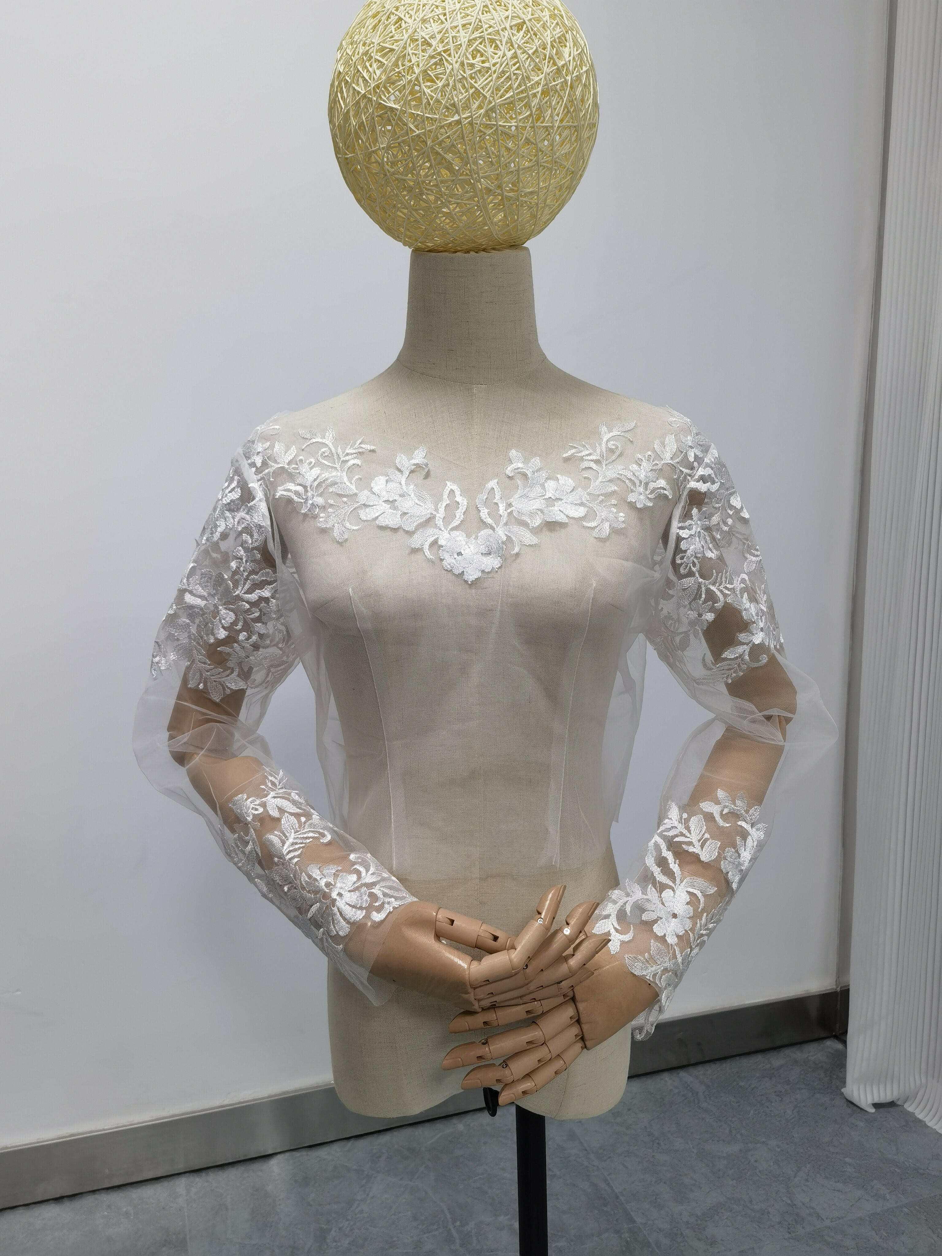 送料無料！流れる透け花レース ボレロ ロングスリーブ Vネック  くるみボタン  ウェディングドレス