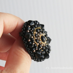 ブラックナイト　ボタンビーズ刺繍のブローチ＊ichico 4枚目の画像