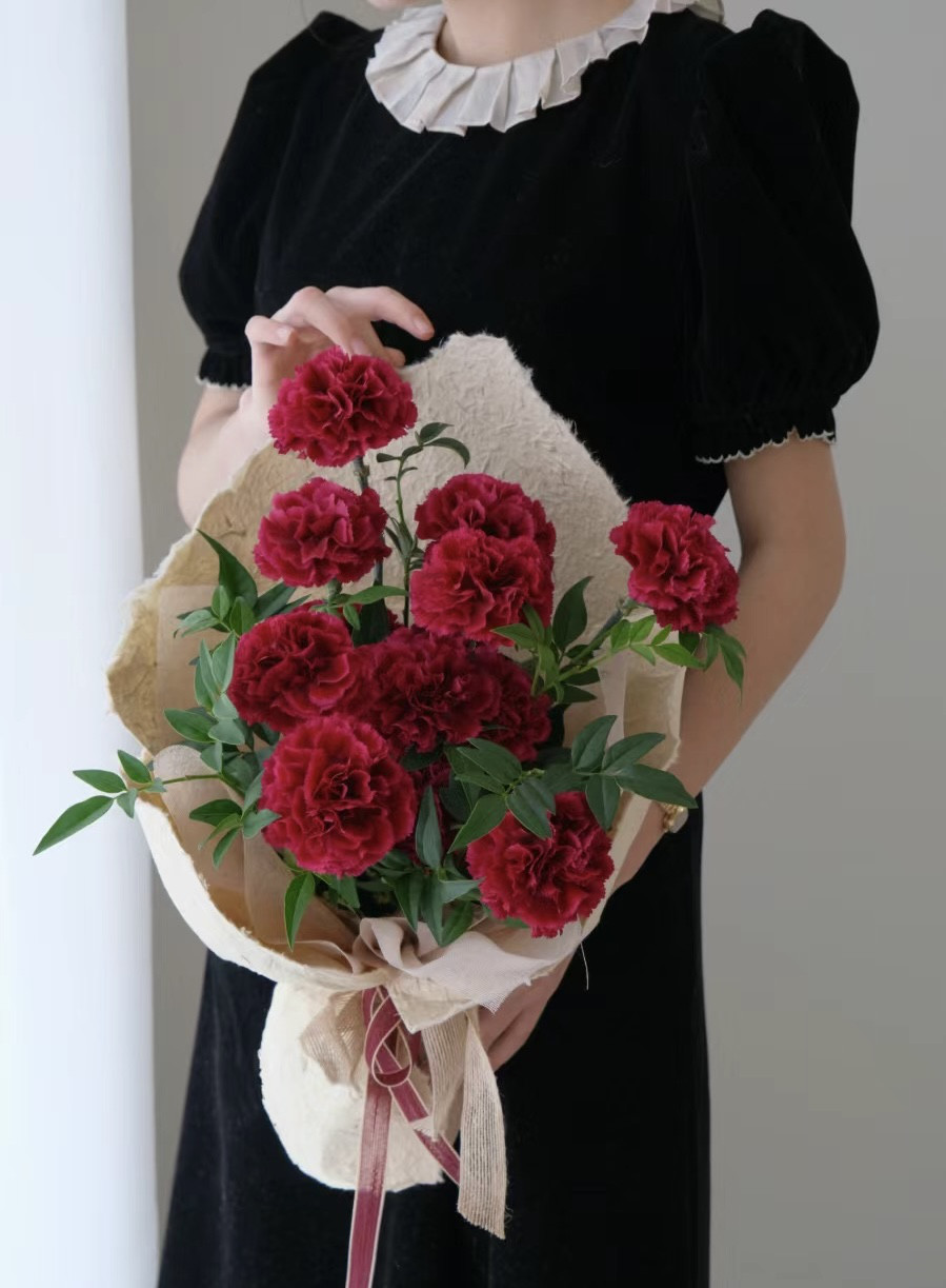 「母性の舞踏」  【生花】カーネーション(赤)