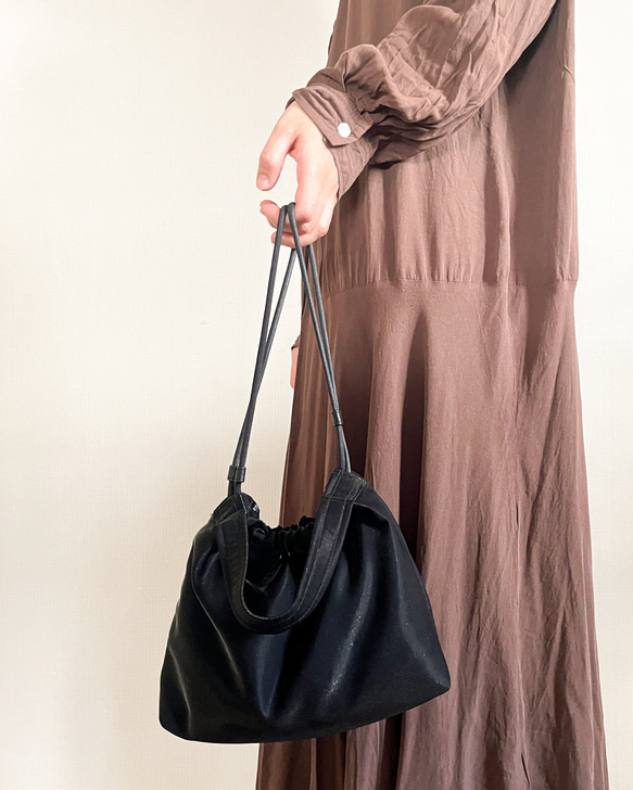 巾着　手提げバッグ　レディースバッグ　グリッター素材　ブラック　Sサイズ　新年度　春　母の日　ギフト 5枚目の画像