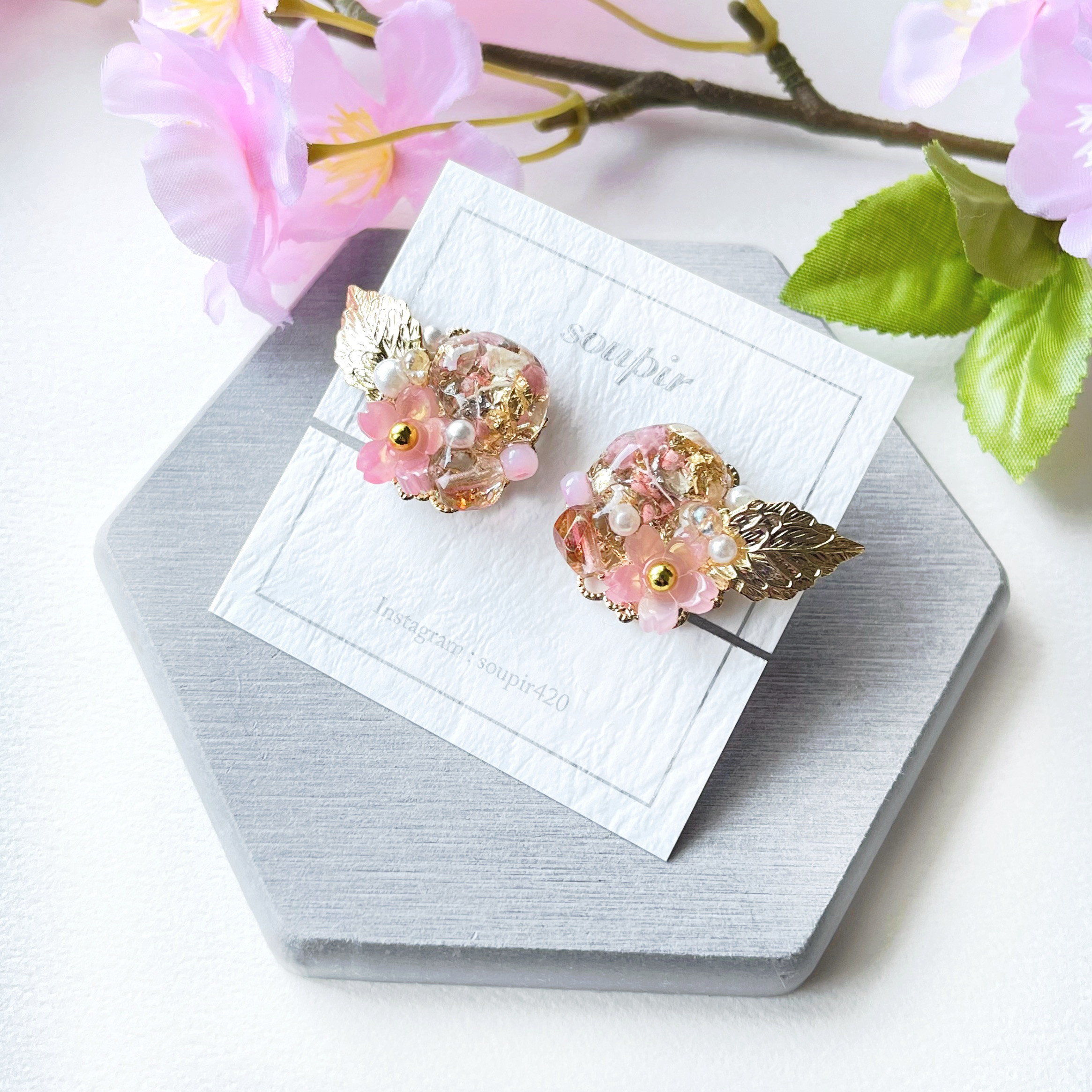桜のレジンビーズピアス/イヤリング イヤリング・ノンホールピアス
