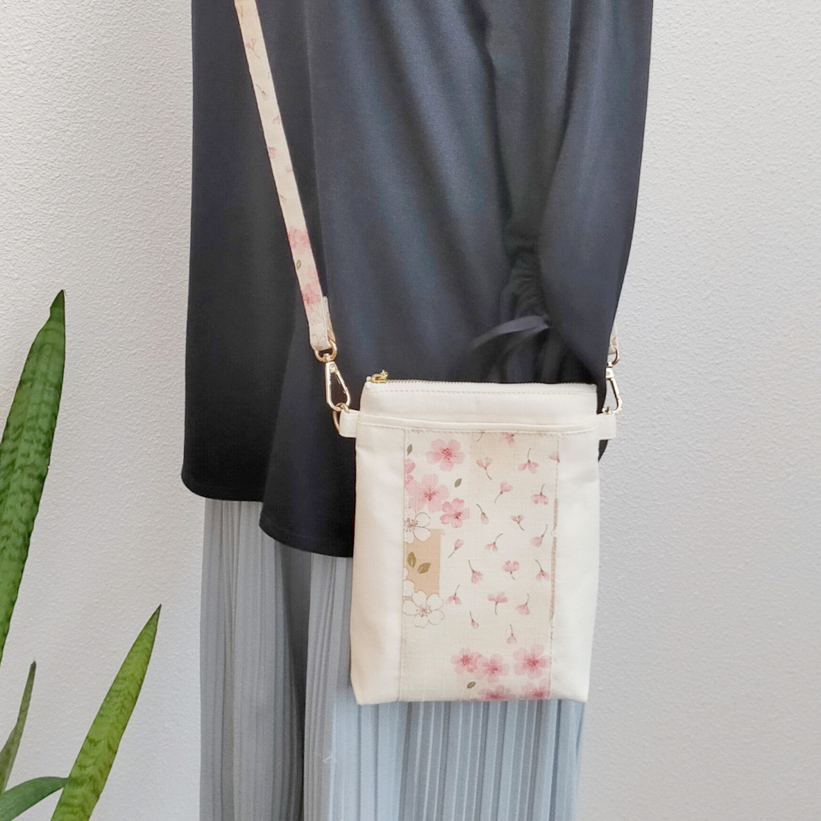 ベージュ ショルダーバッグ