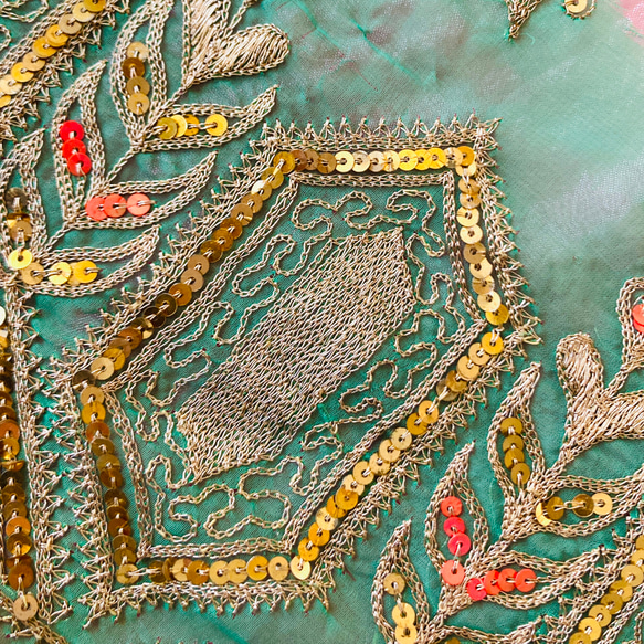 インド刺繍リボン　ビンテージ　NO,26 インド　サリーボーダー　刺繍　生地　布　素材　テープ　小物 3枚目の画像