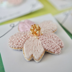 刺繍とビーズの桜ブローチ 5枚目の画像