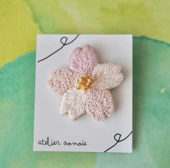 刺繍とビーズの桜ブローチ 3枚目の画像