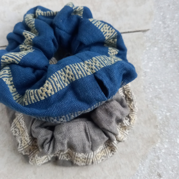 草木染めコットンの手織りシュシュ 1個 / 藍 / ヘアゴムの取り替え口付き / カレン族の伝統民芸品 6枚目の画像