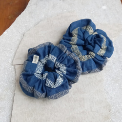 草木染めコットンの手織りシュシュ 1個 / 藍 / ヘアゴムの取り替え口付き / カレン族の伝統民芸品 7枚目の画像