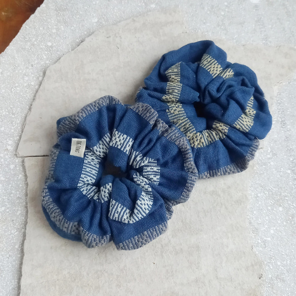 草木染めコットンの手織りシュシュ 1個 / 藍 / ヘアゴムの取り替え口付き / カレン族の伝統民芸品 1枚目の画像