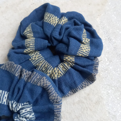 草木染めコットンの手織りシュシュ 1個 / 藍 / ヘアゴムの取り替え口付き / カレン族の伝統民芸品 3枚目の画像