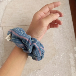 1 條手工編織植物染棉質髮圈 / 淺藍色 / 配有髮帶替換開口 / 克倫族傳統民間工藝 第5張的照片