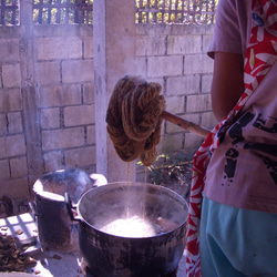 1 條手工編織植物染棉質髮圈 / 淺藍色 / 配有髮帶替換開口 / 克倫族傳統民間工藝 第10張的照片