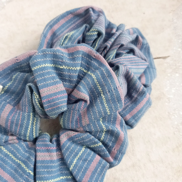 1 條手工編織植物染棉質髮圈 / 淺藍色 / 配有髮帶替換開口 / 克倫族傳統民間工藝 第3張的照片