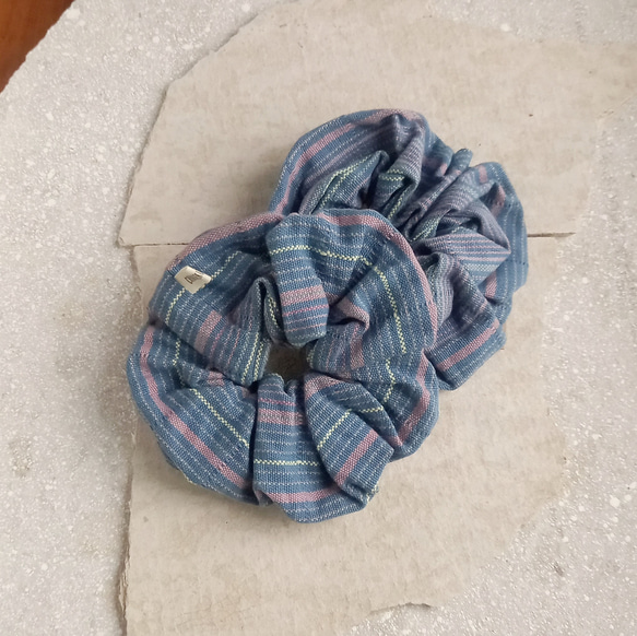 草木染めコットンの手織りシュシュ 1個 / 水色 / ヘアゴムの取り替え口付き / カレン族の伝統民芸品 1枚目の画像