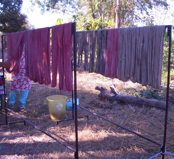 草木染めコットンの手織りシュシュ 1個 / 水色 / ヘアゴムの取り替え口付き / カレン族の伝統民芸品 11枚目の画像