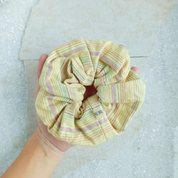 1 條手工編織植物染色棉質髮圈 / 芒果黃 / 附贈髮帶替換件 / 克倫族傳統民間藝術 第4張的照片