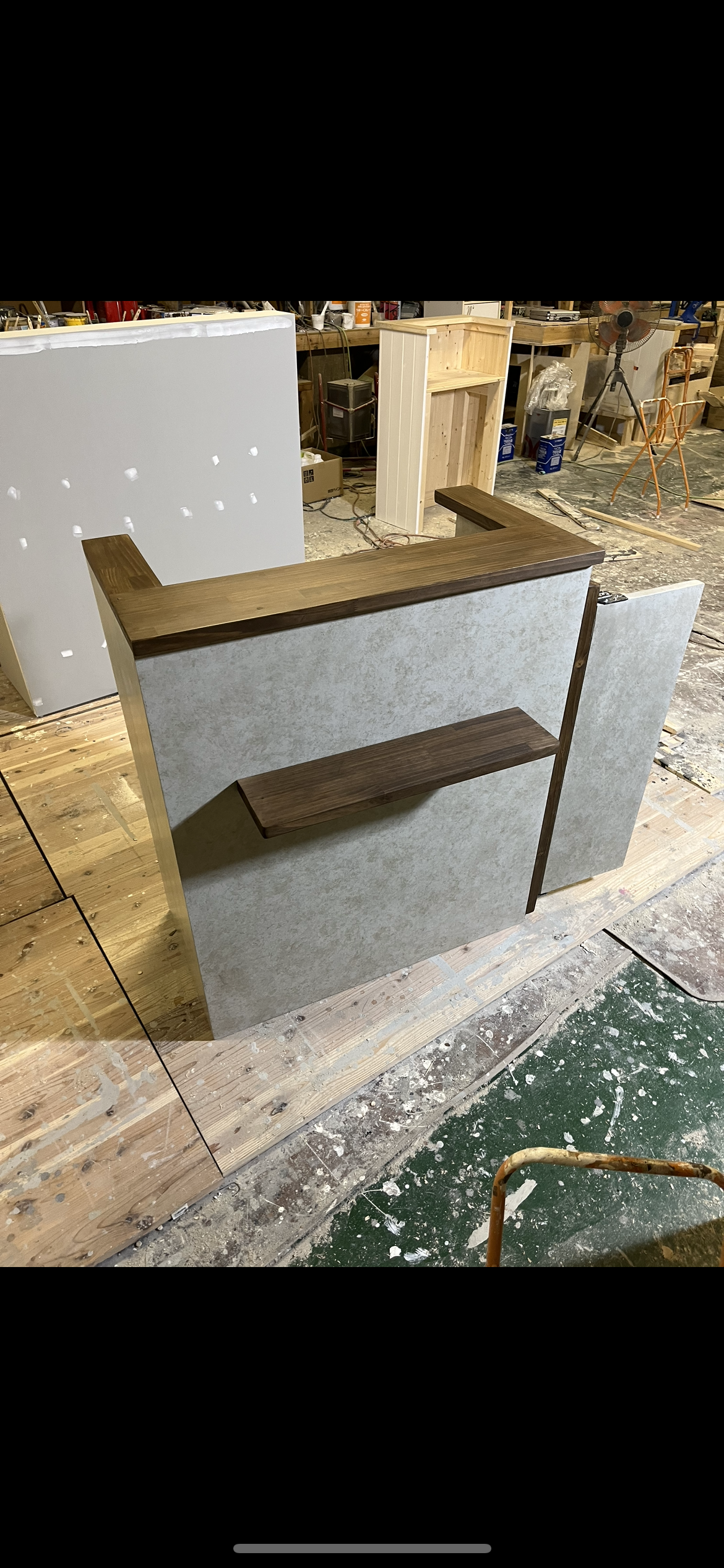 石っぽいカウンター　レジカウンター　扉付き