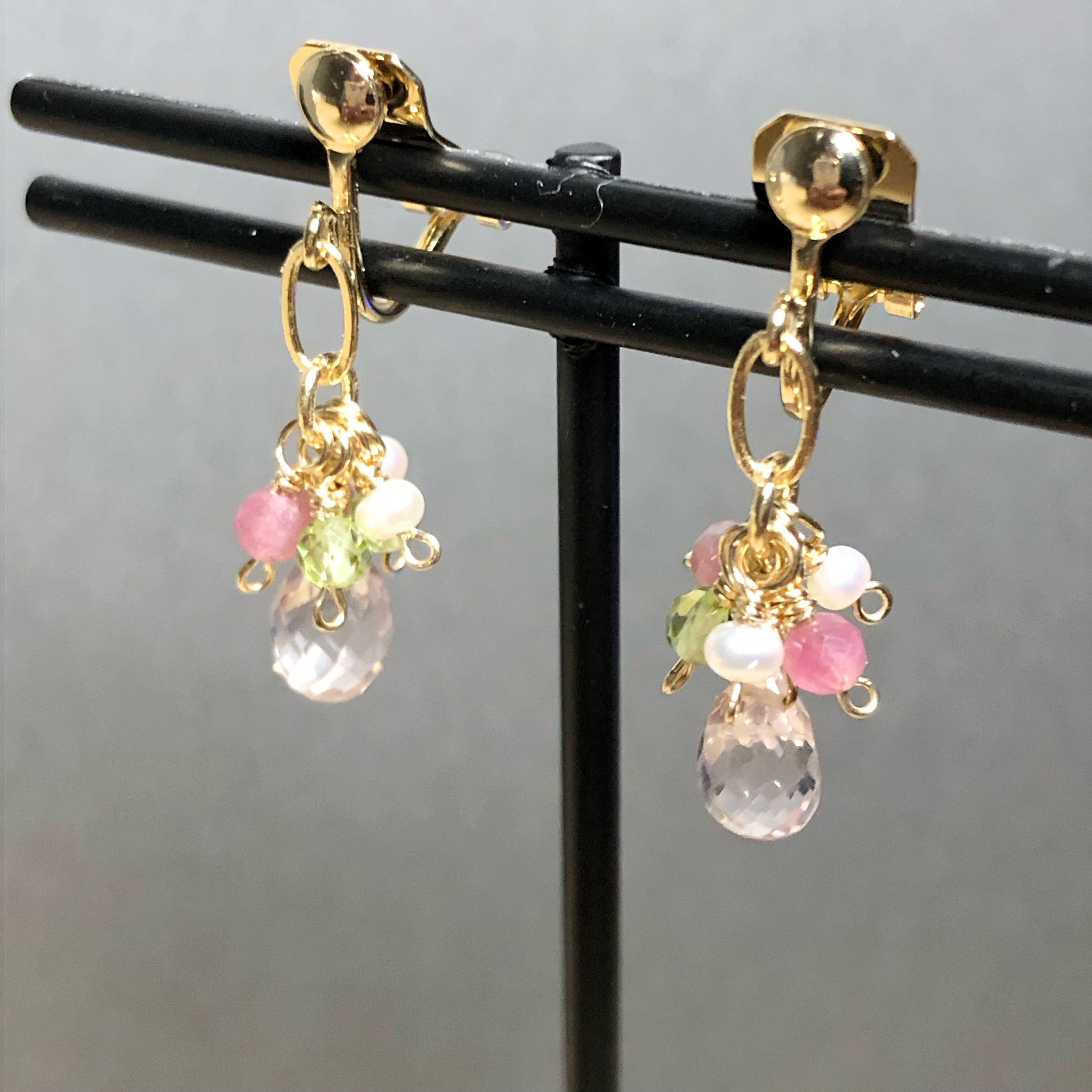 《 痛み軽減イヤリング》宝石質ローズクォーツの春色イヤリング