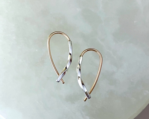 silver×14kgf ミックスカラーの華奢フックピアス ゴールド&シルバー