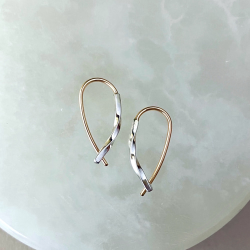 silver×14kgf ミックスカラーの華奢フックピアス ゴールド&シルバー