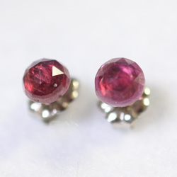(1 件) 紅寶石和玫瑰切割耳環（5 毫米，鈦柱） 第2張的照片