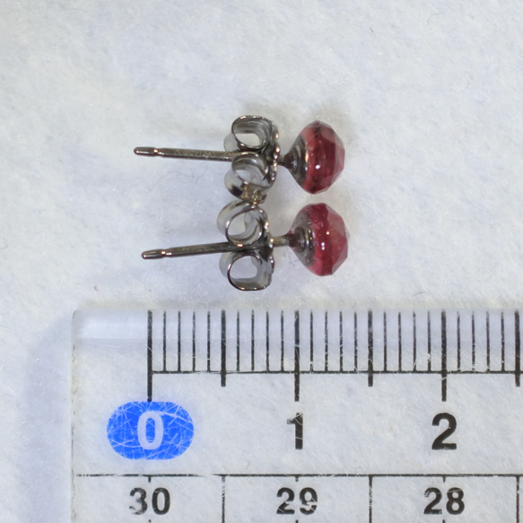 (1 件) 紅寶石和玫瑰切割耳環（5 毫米，鈦柱） 第5張的照片