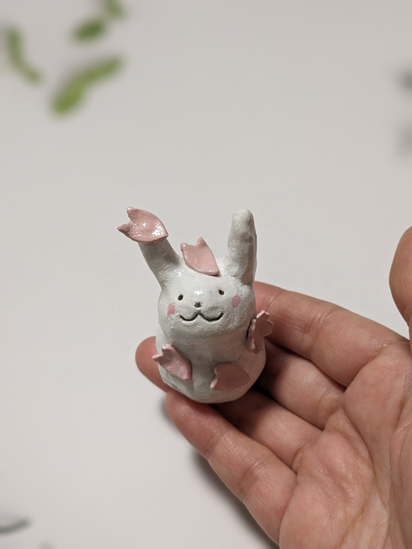 〚陶土〛桜とうさぎさんの置物 3枚目の画像