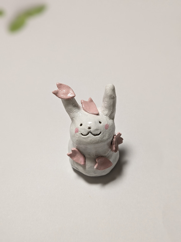 〚陶土〛桜とうさぎさんの置物 2枚目の画像
