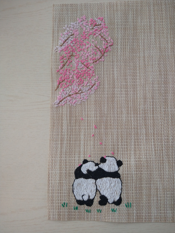 桜とパンダの手刺繍ランチョンマット 1枚目の画像