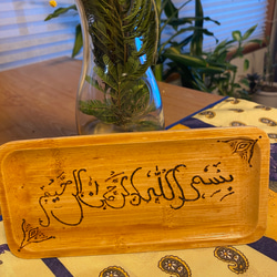アラビア文字装飾の木皿 3枚目の画像