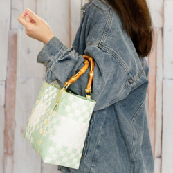 ほんのりミントグリーンのチェック×バンブーハンドル  M　2WAYプラカゴバッグ　母の日 5枚目の画像